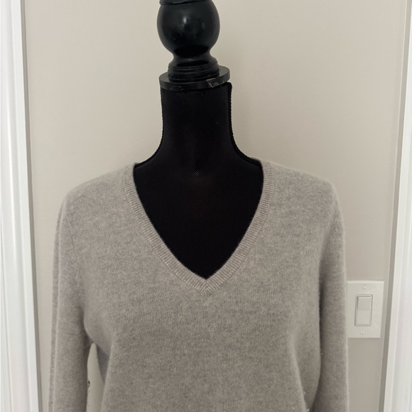 NWT C by Bloomingdale's Cashmere Classic Gray V-Neck Sweater XL - Picture 2 of 11